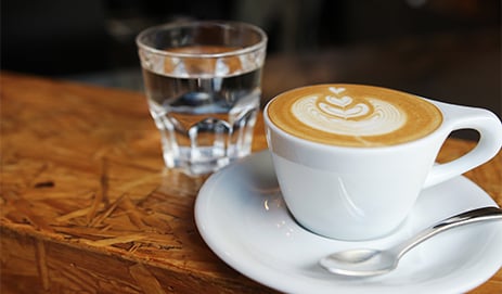 Kopje koffie en een glas water.