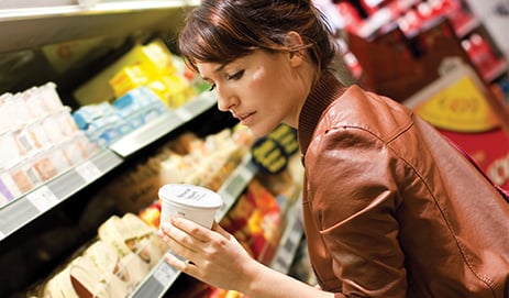 Vrouw in supermarkt