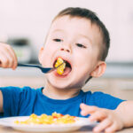 Jongen eet omelet
