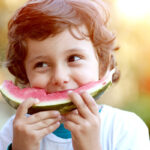 Jongen eet watermeloen