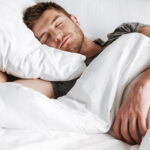 Jongen slaapt