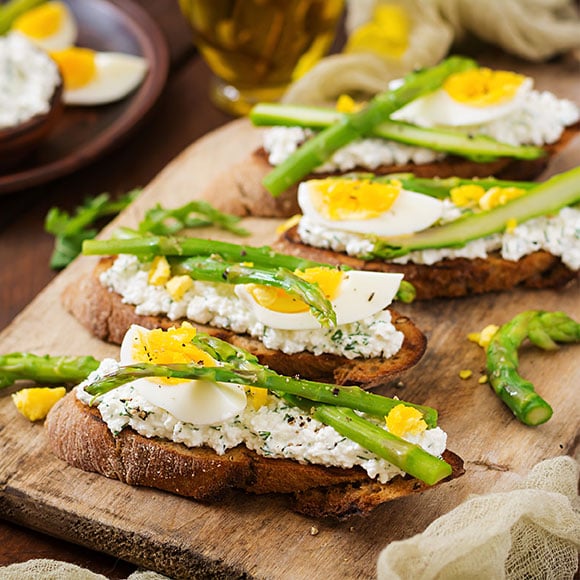 Crackers met hüttenkäse, groene asperges en ei