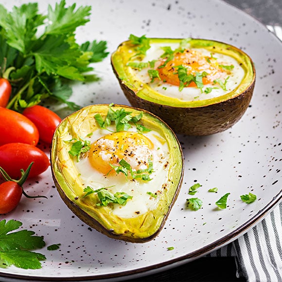 Gevulde avocado met ei uit de oven