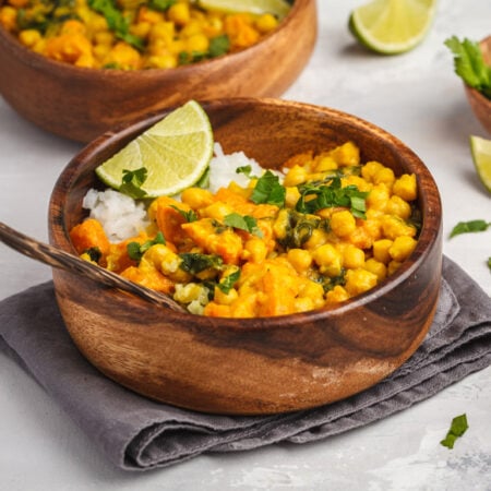Herfstcurry in houten kom