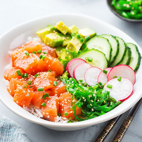 Sushi bowl met zalm en avocado