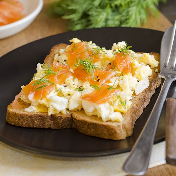 Toast met roerei en asperges