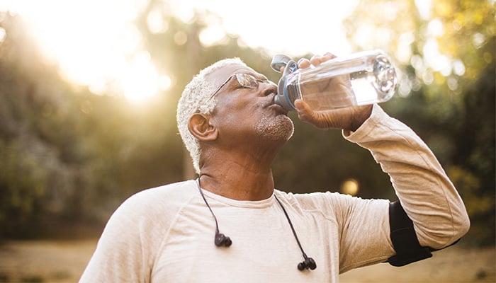 Sportende man drinkt uit bidon