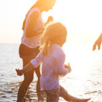 Familie pootjebadend in zee