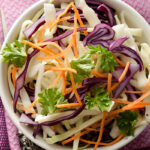 Bovenaanzicht van bord salade
