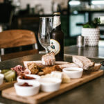 Tafel in restaurant met voorgerechten erop