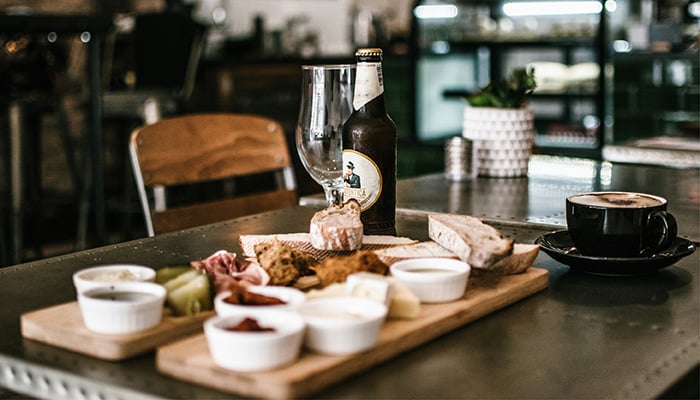 Tafel in restaurant met voorgerechten erop