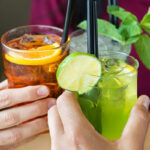 Proosten met cocktails