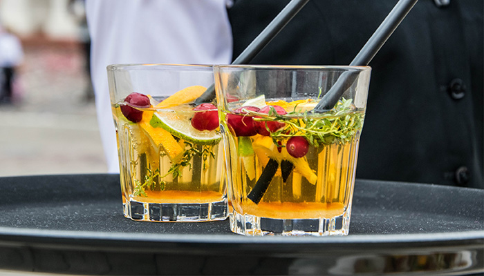 Dienblad met twee cocktails