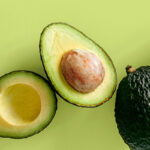 Verzameling avocado's op groene ondergrond