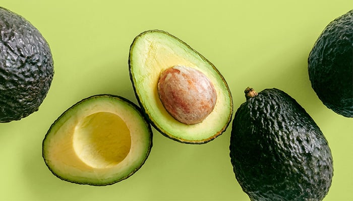 Verzameling avocado's op groene ondergrond