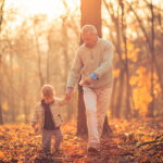Man en kind wandelen in het bos