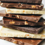 Stapeltje van stukken chocolade