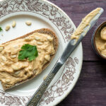 Bord met een boterham met hummus