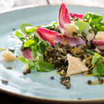 Bord met een mooi opgemaakte salade
