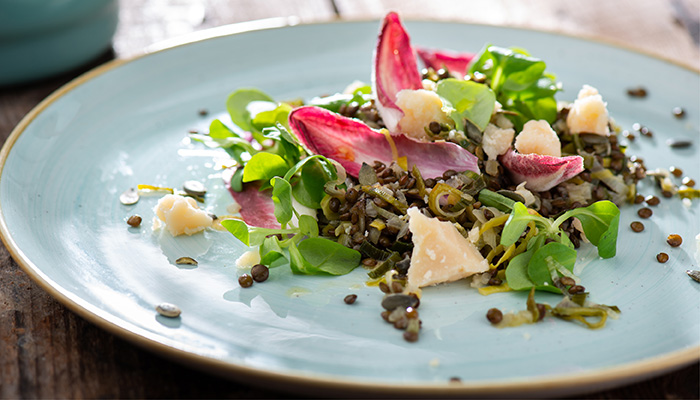 Bord met een mooi opgemaakte salade