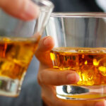 Proosten met twee glazen alcohol