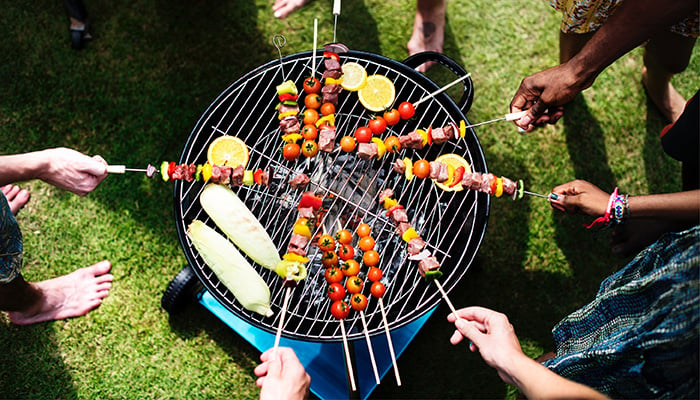 Bovenaanzicht van barbecue met groentespiezen erop