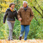Man en vrouw wandelen in herfstbos