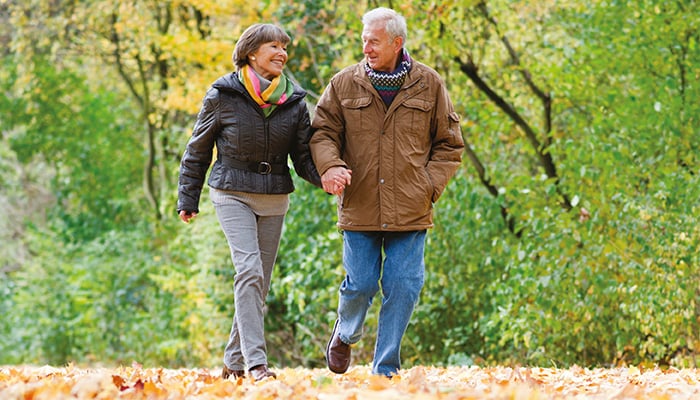 Man en vrouw wandelen in herfstbos