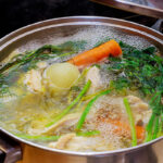 Pan met kokend water en groenten