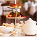 High tea geserveerd op een tafel