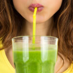 Vrouw drinkt smoothie door rietje