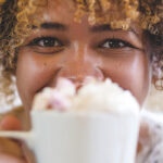 Vrouw met beker warme chocolademelk