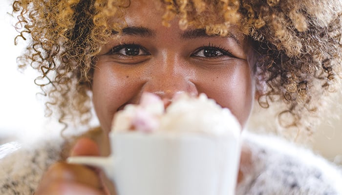 Vrouw met beker warme chocolademelk