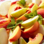 Bord met gesneden stukken fruit