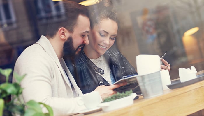 Man en vrouw bekijken samen een menukaart