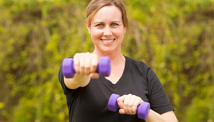 Vrouw die aan het sporten is