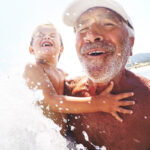 Opa en kind in zeebranding