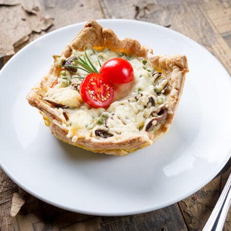 Gevuld eiertaartje met paddenstoelen