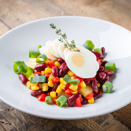 Salade met kidneybonen, mais, lenteui en ananas.