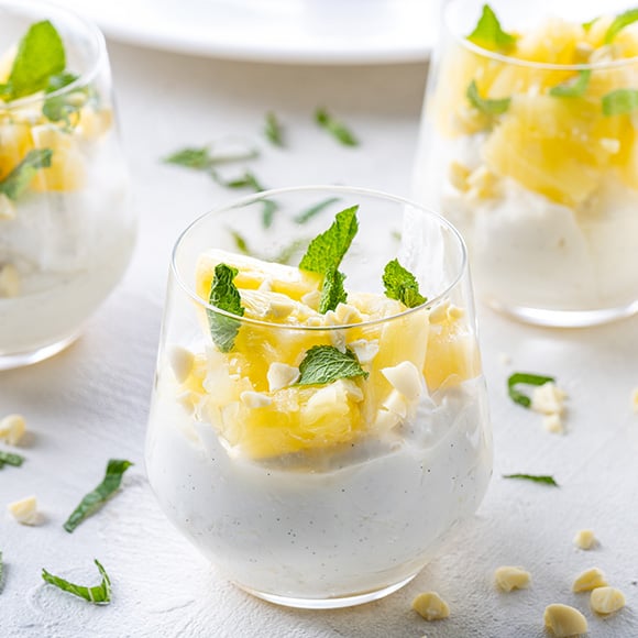 Glazen met mousse van mascarpone met ananas en munt