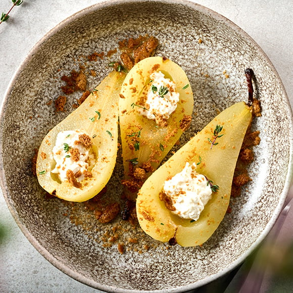 halve peren gevuld met ricotta bestrooid met bastognekruimels