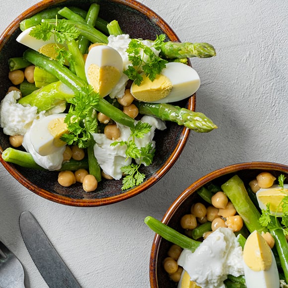 salade met mozzarella, asperges, sperziebonen en ei