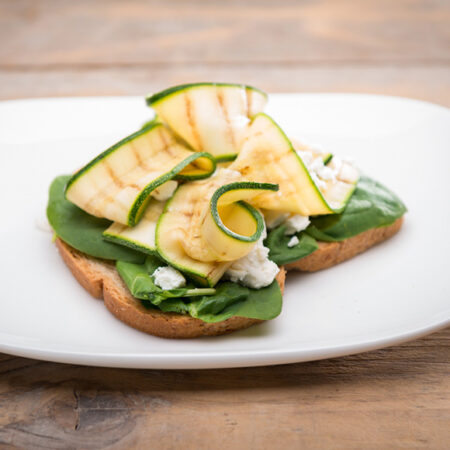 Sandwich met geitenkaas en gegrilde courgette