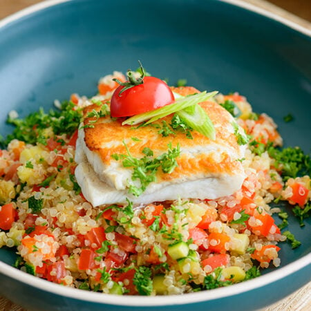 Bord met quinoa, scholfilet en groenten