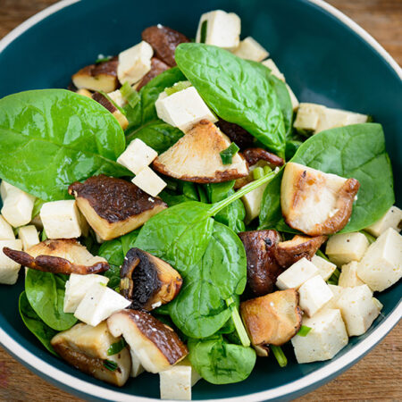 Salade met spinazie, paddenstoelen en tofu