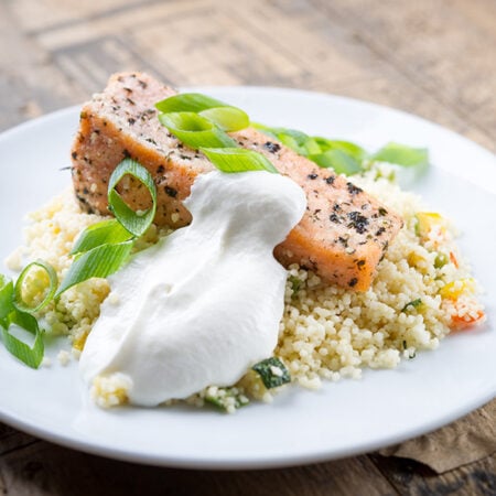 Bord met couscous, zalm en groenten