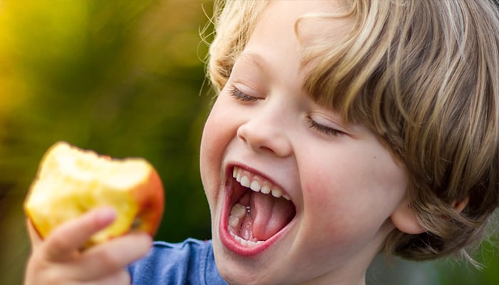 Jongen eet appel