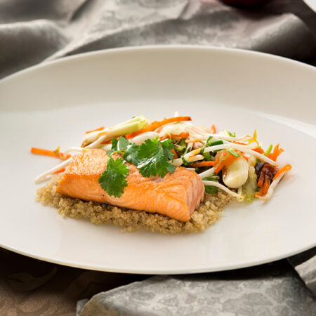 Bord met quinoa, zalm en groente