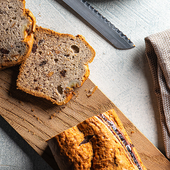 Plakjes bananencake op snijplank