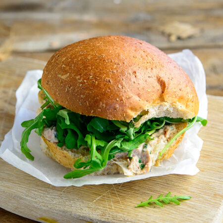 Broodje chili-tonijnsalade en rucola